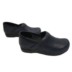Sanita size 38 (USA 7) Blue Embossed Professional Clog Great condition! Nursing